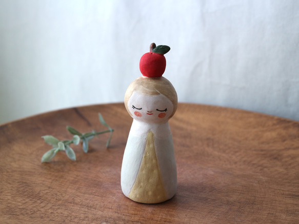 陶器で作った人形   noru doll ( ノルドール )  　赤りんご 2枚目の画像