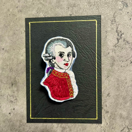 モーツァルト】刺繍 絵画ブローチ 人物アクセサリー 個性的 ブローチ