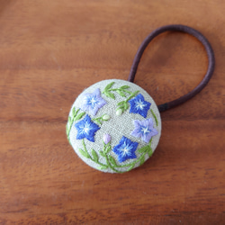 刺繍ヘアゴム「桔梗」くるみボタン 3枚目の画像