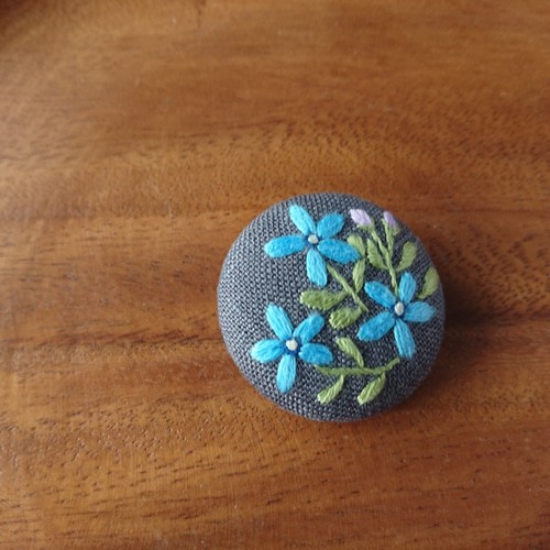 刺繍ブローチ「ブルースター・グレー」くるみボタン ブローチ