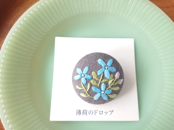 ハンドメイド　 ブルーローズスワッグ リボン刺繍ブローチ　くるみボタン