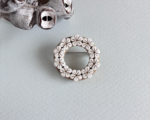 陶ブローチ【白いお花のリース】ナチュラルで華やか 卒園式 入学式