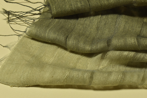 「色が変化する麴塵染め」二重紗織りシルク１００％ストール　 9枚目の画像