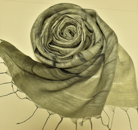 「色が変化する麴塵染め」二重紗織りシルク１００％ストール　 7枚目の画像