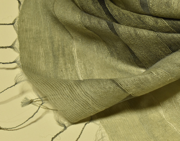 「色が変化する麴塵染め」二重紗織りシルク１００％ストール　 8枚目の画像