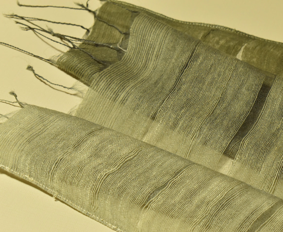 「色が変化する麴塵染め」二重紗織りシルク１００％ストール　 4枚目の画像