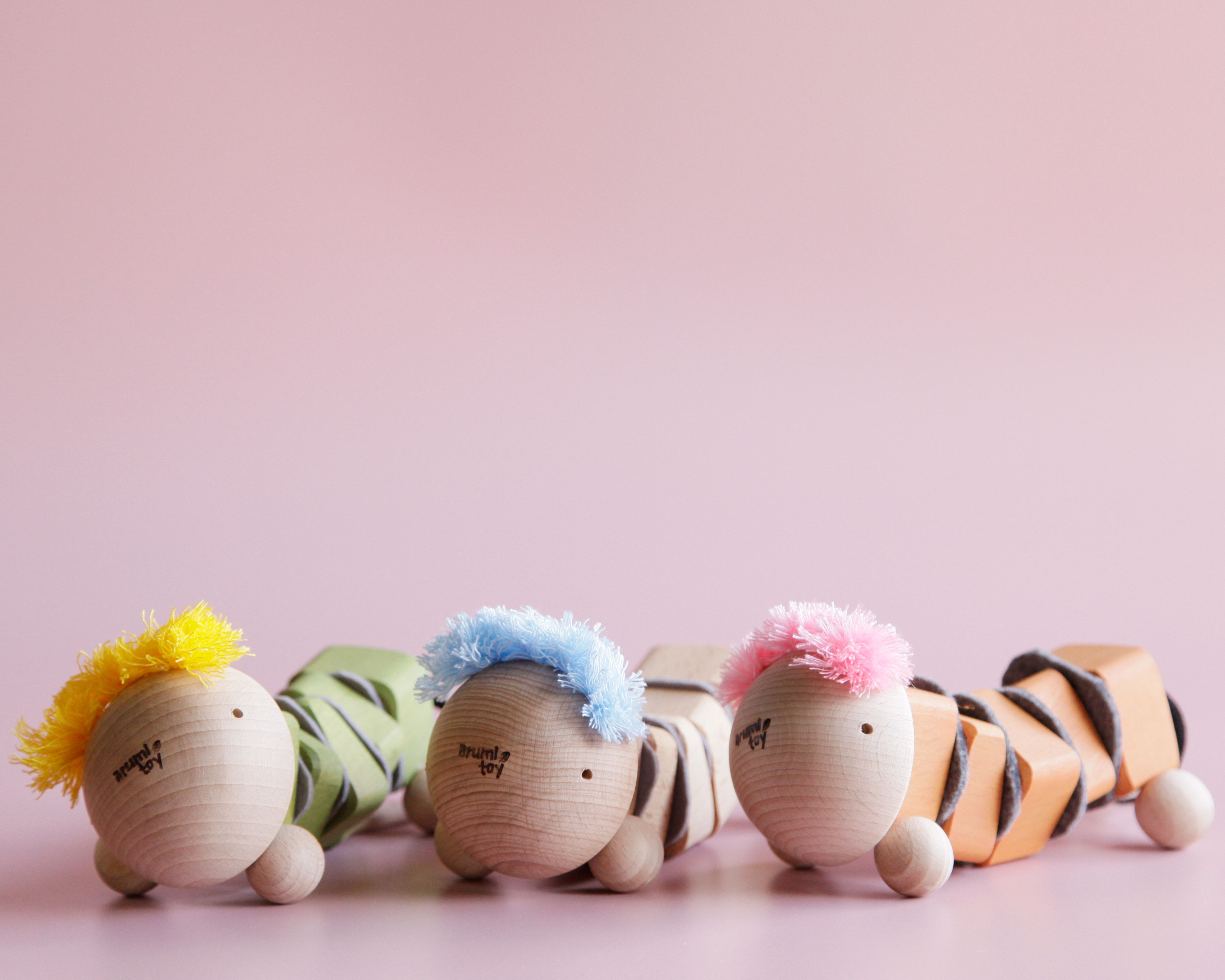 ２歳におすすめ　木のおもちゃ：ひも通しあそび『つぃくつぁく・ばんぴー（３色セット）』　知育