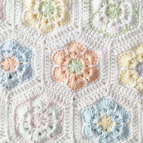 【ハンドメイド】かぎ針編み♡お花畑の膝掛け・おくるみ・マルチカバー ハンドメイド】かぎ針編み♡お花畑の膝掛け・おくるみ・マルチカバー