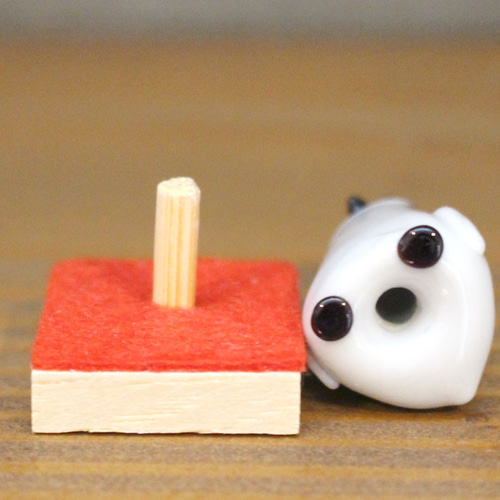 受注制作】セキセイインコを抱く皇帝ペンギンひなの置物 ガラス その他