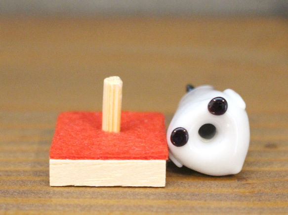 【受注制作】セキセイインコを抱く皇帝ペンギンひなの置物 ガラス 7枚目の画像