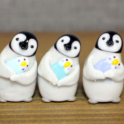 【受注制作】セキセイインコを抱く皇帝ペンギンひなの置物 ガラス 9枚目の画像