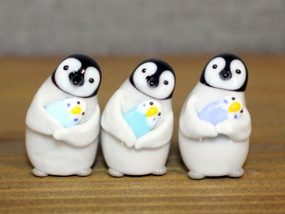 【受注制作】セキセイインコを抱く皇帝ペンギンひなの置物 ガラス 9枚目の画像