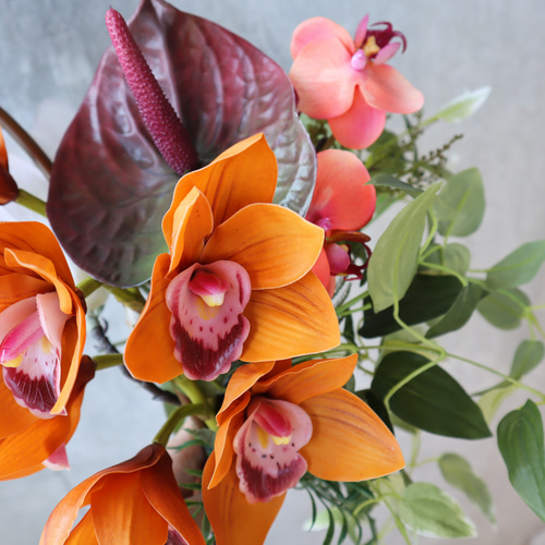 ウェディングブーケ　アーティフィシャルフラワー　造花　テラコッタ　リゾート　夏秋 テラコッタやワインレッドのシックな海外花を細かく束ねた大人