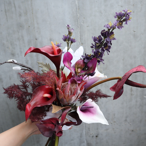 おしゃれ花嫁に人気の胡蝶蘭やアンスリウムを束ねたワインレッドブーケ