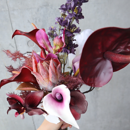 おしゃれ花嫁に人気の胡蝶蘭やアンスリウムを束ねたワインレッドブーケ