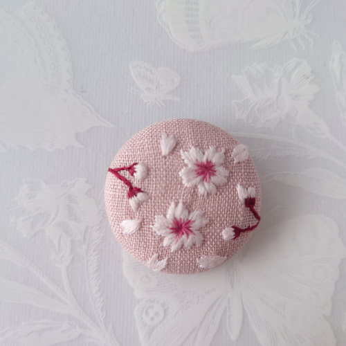 くるみボタン刺繍ブローチ 秋桜ブローチ handmade 桜の刺繍くるみボタンのブローチ - co-un | minne byGMOペパボ