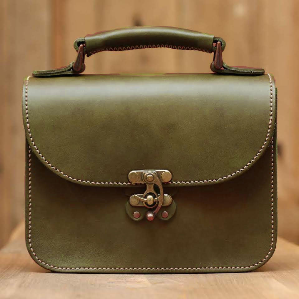 <送料無料 永久無料保証>蝶モチーフのアンティークなヌメ革2wayバッグ（グリーン） 13,690円