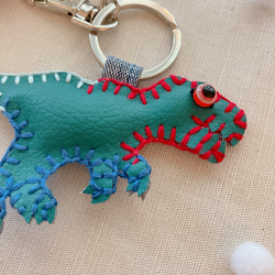 ティラノザウルス 恐竜 怪獣 グリーン 緑 フェイクレザー キーリング キーホルダー 刺繍 ウッドビーズ 3枚目の画像