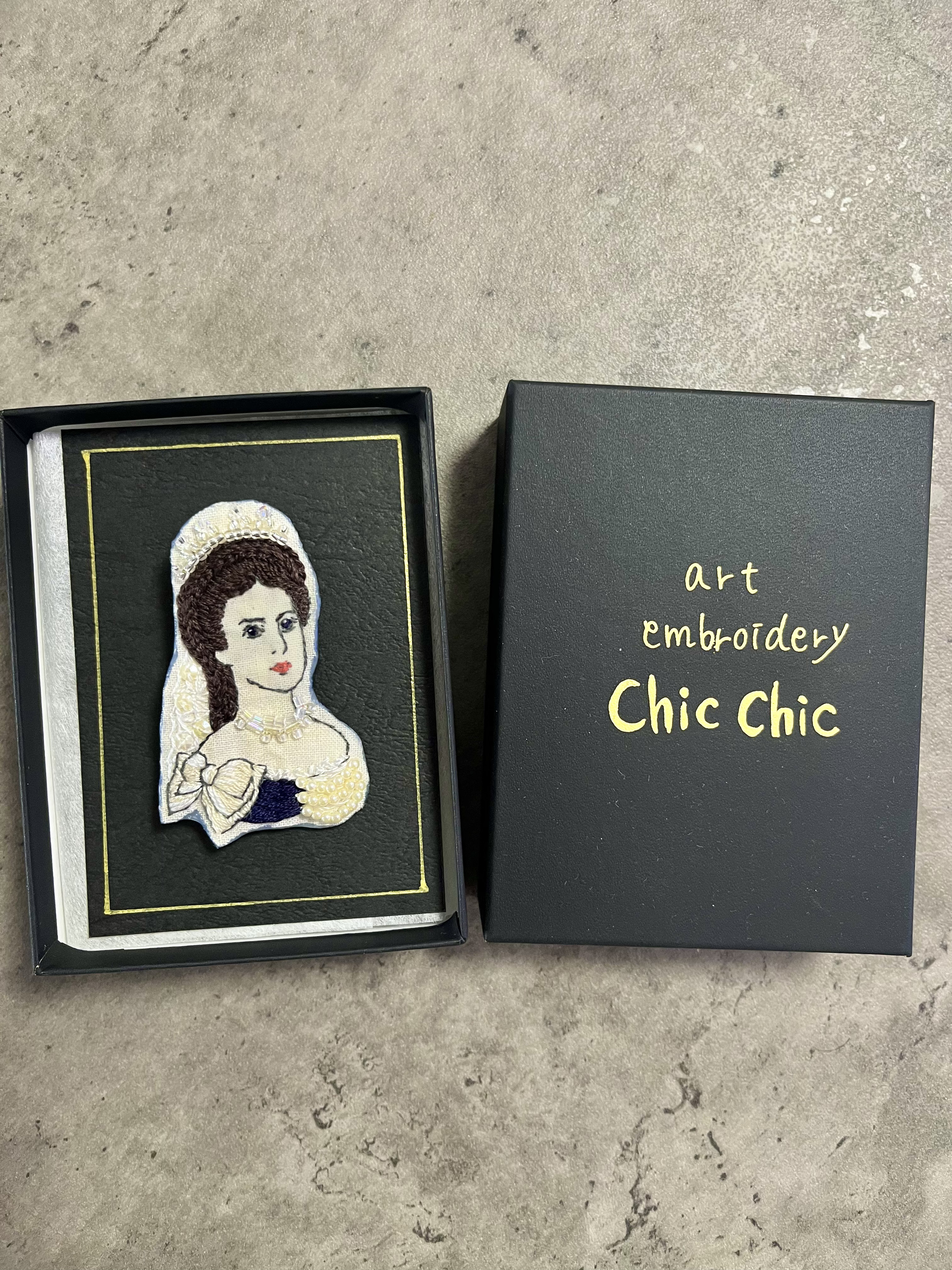 【エリザベート】刺繍　絵画ブローチ　人物アクセサリー　個性的