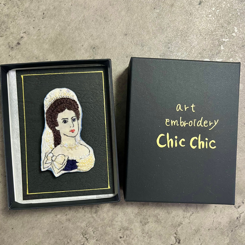 エリザベート】刺繍 絵画ブローチ 人物アクセサリー 個性的 ブローチ