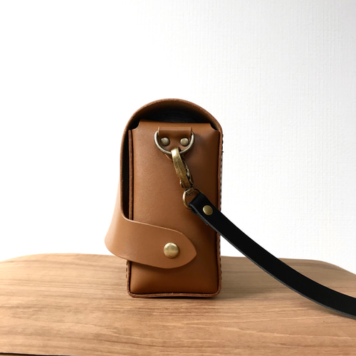 サイドのマグネットで開閉 コロンとかわいい本革ショルダーバッグ