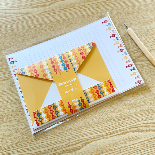 おいわいファンファーレ　2025 黄色封筒 台紙付き 7セット レトロポップなレターセット（シール付き）洋2封筒 A5便箋 手紙