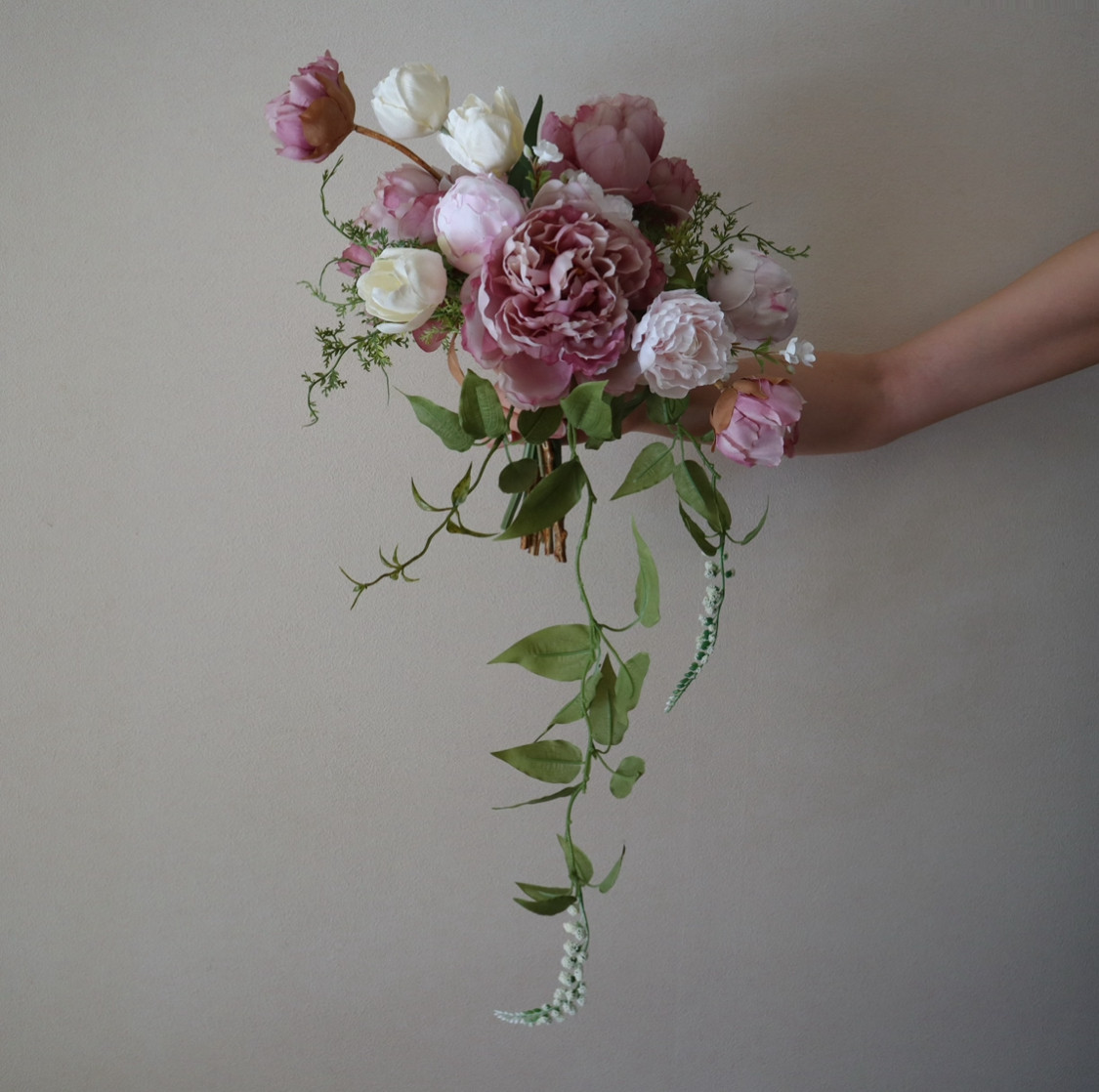 ピオニーがたぷんとかわいいクラシックピンクの大人ブーケ♡ アーティフィシャルフラワー