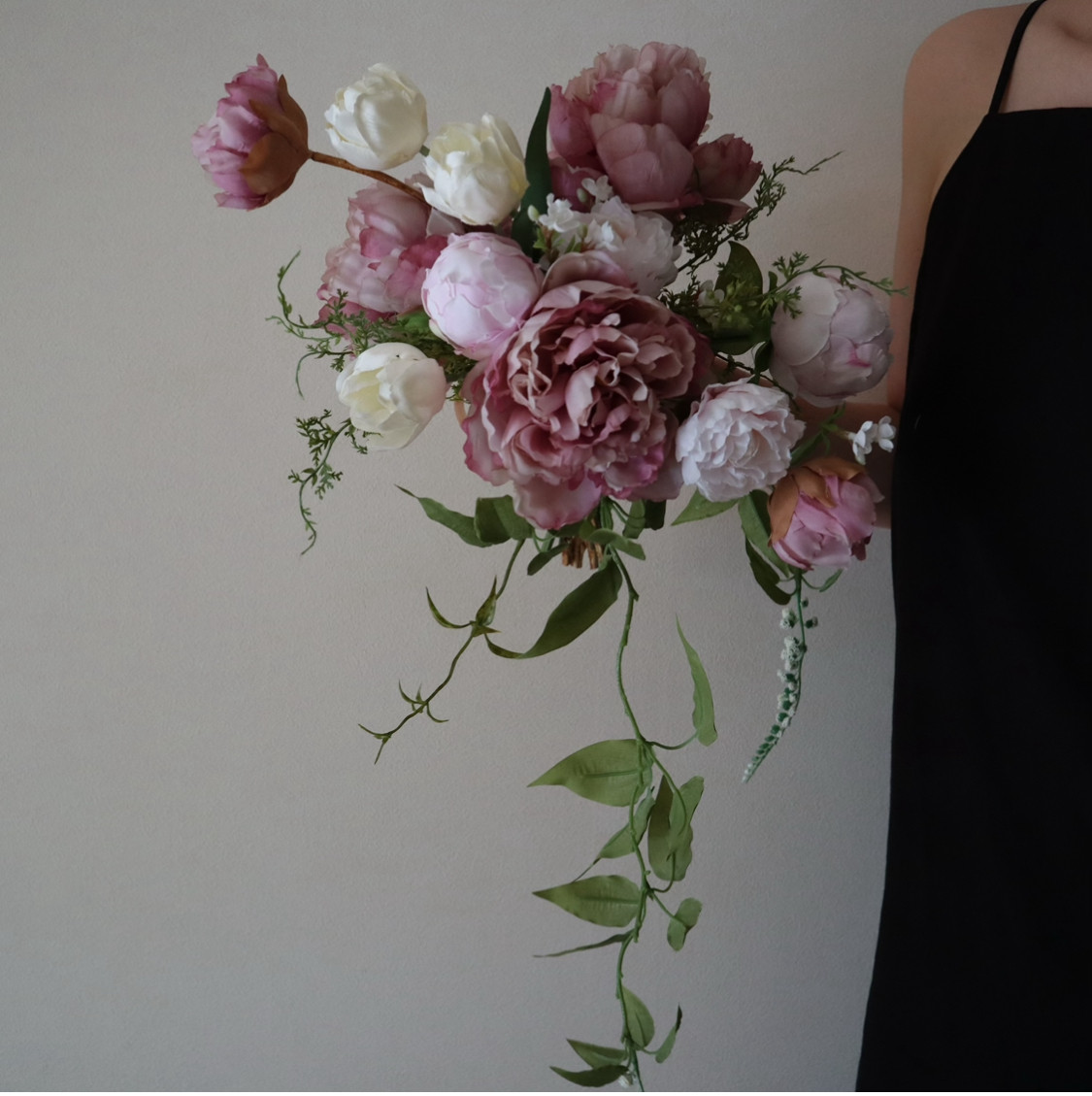 ピオニーがたぷんとかわいいクラシックピンクの大人ブーケ♡ アーティフィシャルフラワー
