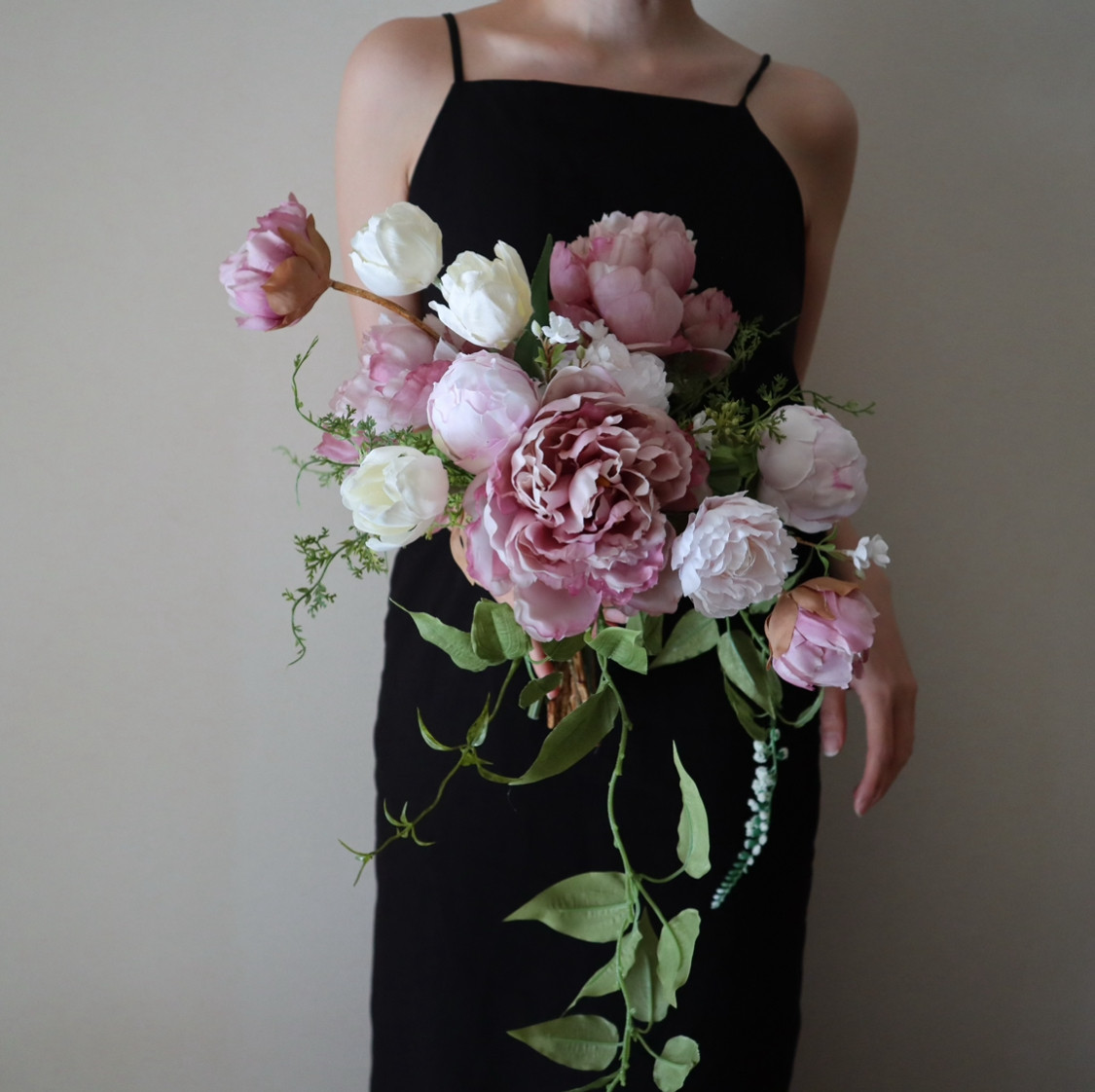 ピオニーがたぷんとかわいいクラシックピンクの大人ブーケ♡ アーティフィシャルフラワー