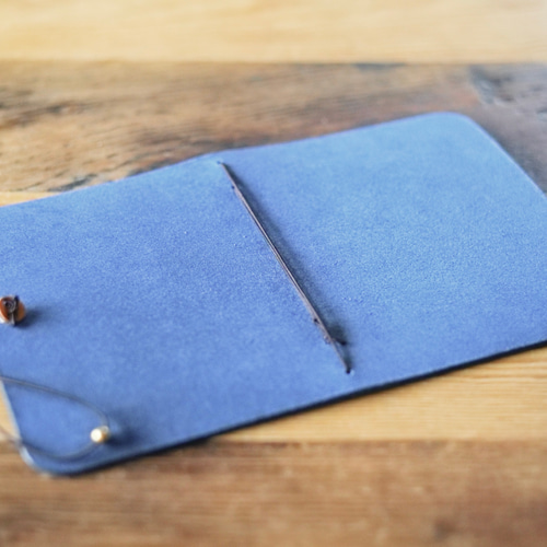 蝋引きレザーと真鍮玉のブックカバー インディゴブルー 本革 革 レザー