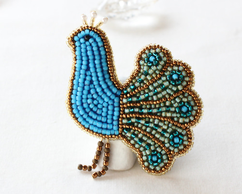 青い孔雀 ブローチ【ビーズ刺繍】 ブローチ KINO 通販 8842981｜Creema
