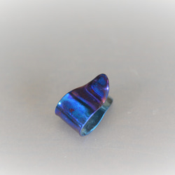 titanium ear cuff・チタンイヤーカフ・しずく型・メタリックブルー・受注生産 1枚目の画像