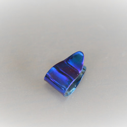 titanium ear cuff・チタンイヤーカフ・しずく型・メタリックブルー・受注生産 2枚目の画像