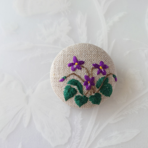 刺繍ブローチ「すみれ 1970」くるみボタン ブローチ 薄荷のドロップ