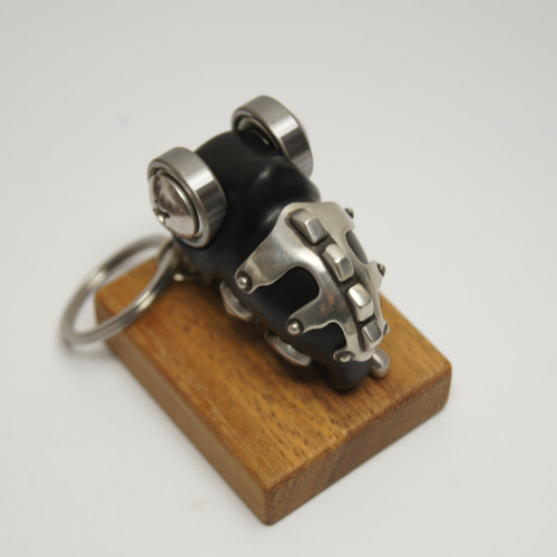 カメレオン 黒檀（木材）ピューター（金属）キーホルダーや置物