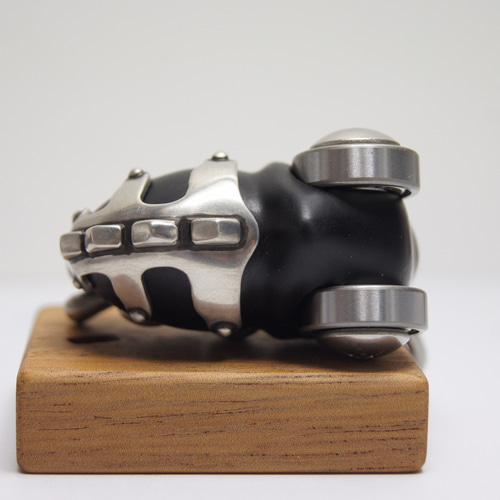 カメレオン 黒檀（木材）ピューター（金属）キーホルダーや置物