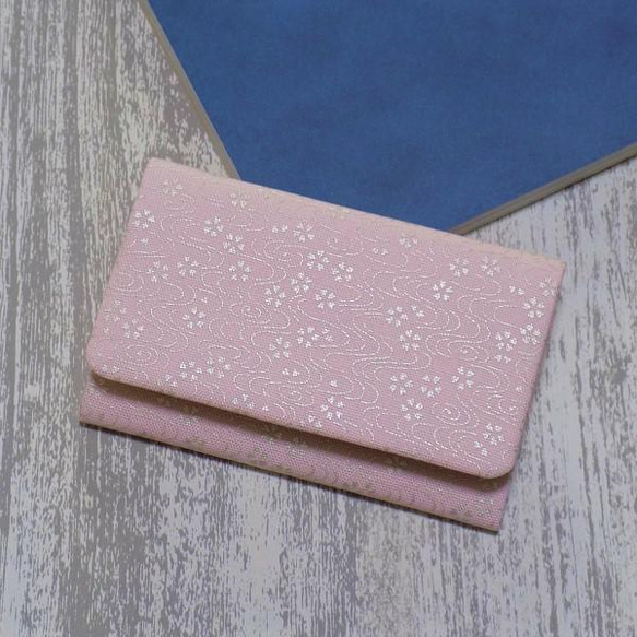 金彩工芸　桜に流水　銀仕上げ　コットンオックス薄ピンク色地製　「名刺入れ・カードケース」 1枚目の画像