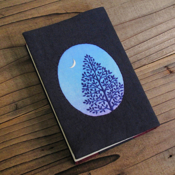 【受注製作】手刺繍のブックカバー『月と樹』 2枚目の画像