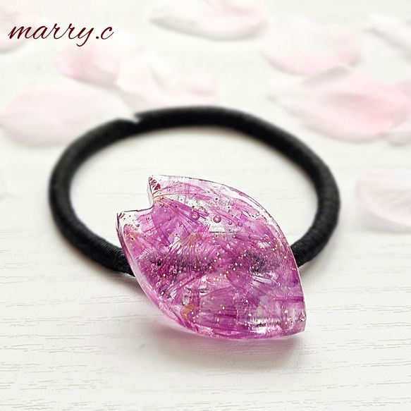 《琉球ガラス入り》～桜の花びらヘアゴム。＊～marry.c's handmadeaccessory 2枚目の画像