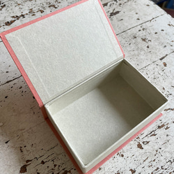 ミモザ　リース模様　刺繍入り　紙箱ピンク　ブック型ケース　名刺サイズ　BOX　ハンドメイド 3枚目の画像