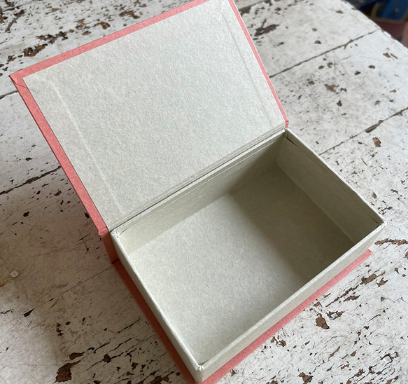 ミモザ　リース模様　刺繍入り　紙箱ピンク　ブック型ケース　名刺サイズ　BOX　ハンドメイド 3枚目の画像