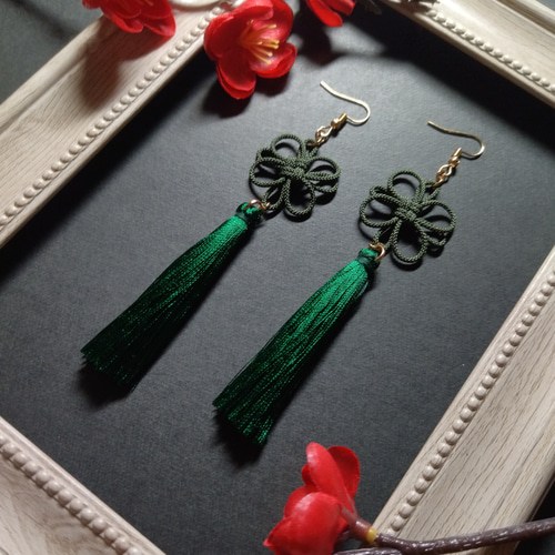 吉祥結びとタッセルのピアス(イヤリング)（深緑）【チャイナ【中華