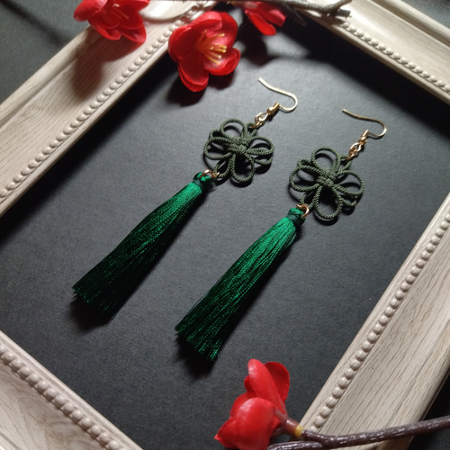 吉祥結びとタッセルのピアス(イヤリング)（深緑）【チャイナ【中華