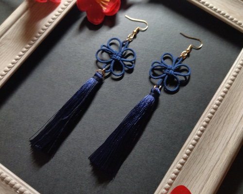吉祥結びとタッセルのピアス(イヤリング)（紺）【チャイナ【中華【卒業