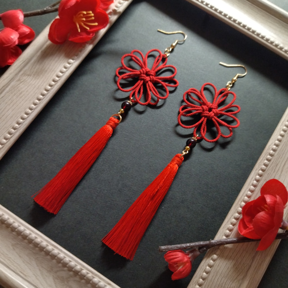 八重菊結びとタッセルのピアス(イヤリング)（赤）【チャイナ【中華