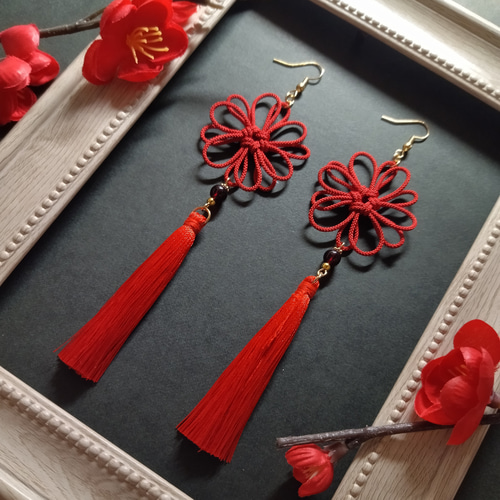 八重菊結びとタッセルのピアス(イヤリング)（赤）【チャイナ【中華