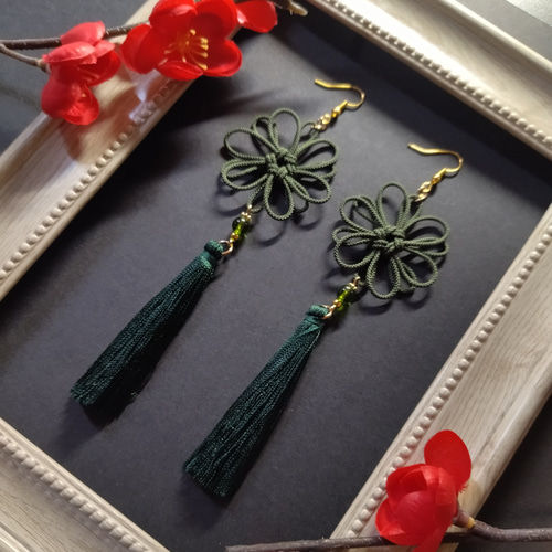 八重菊結びとタッセルのピアス(イヤリング)（深緑）【チャイナ【中華風