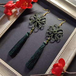 八重菊結びとタッセルのピアス(イヤリング)（深緑）【チャイナ【中華風