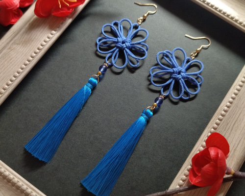 八重菊結びとタッセルのピアス(イヤリング)（薄青）【チャイナ【中華