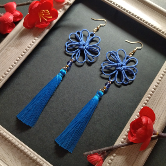 八重菊結びとタッセルのピアス(イヤリング)（薄青）【チャイナ【中華